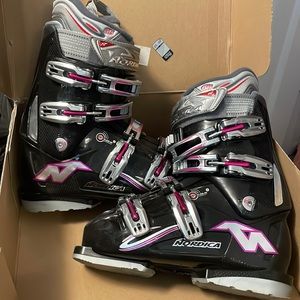 Women’s Ladies Nordica Ski Boots Style: Olympia Size 24